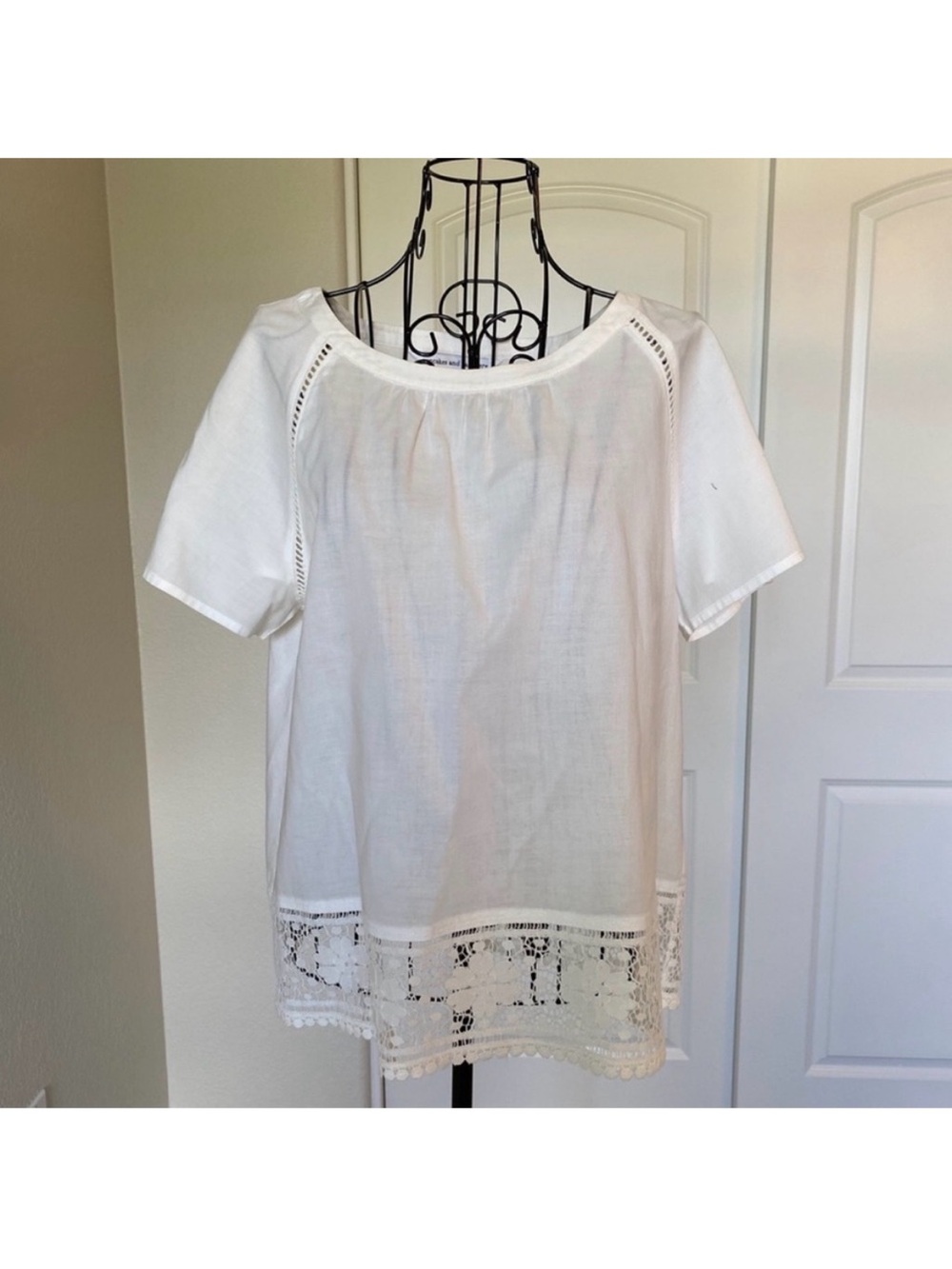 cupcakes & cashmere White Lace Trim Top - Picture 2 of 7